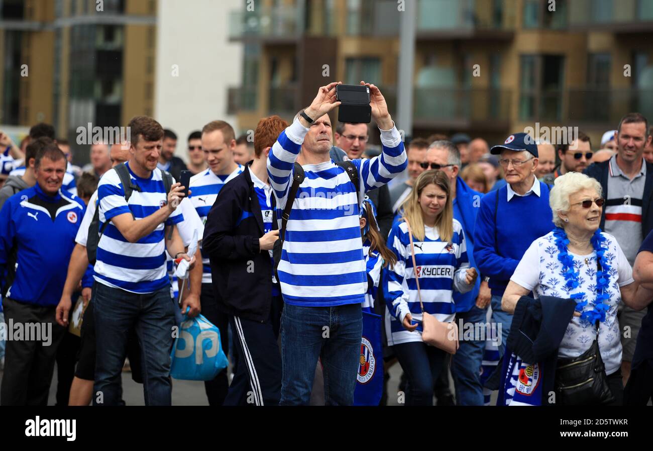 Les fans de lecture devant le stade avant la finale du championnat Sky Bet au stade Wembley, Londres, le 29 mai 2017 Banque D'Images