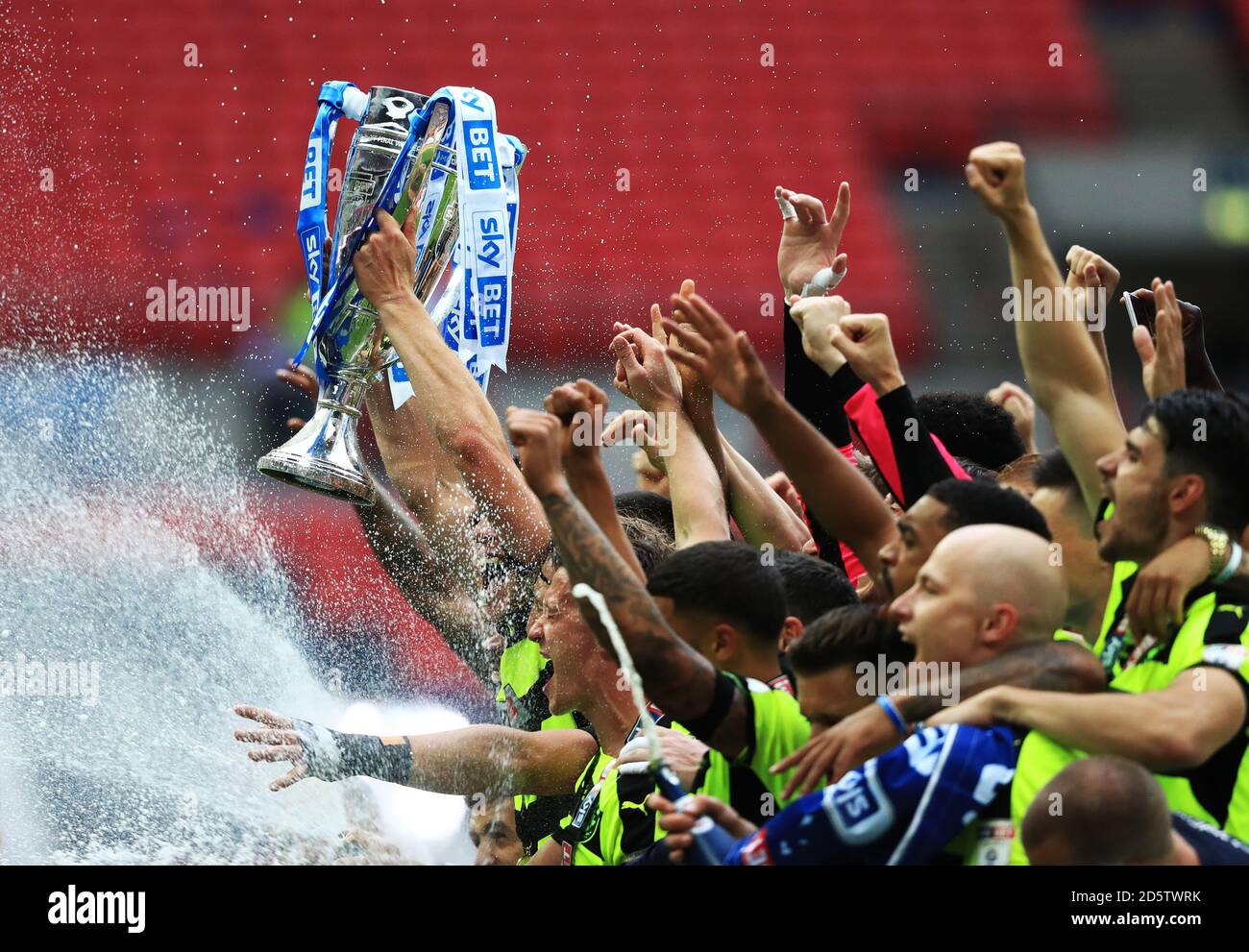 Les joueurs de Huddersfield Town fêtent avec le trophée après la finale du championnat Sky Bet au stade Wembley, Londres, le 29 mai 2017 Banque D'Images