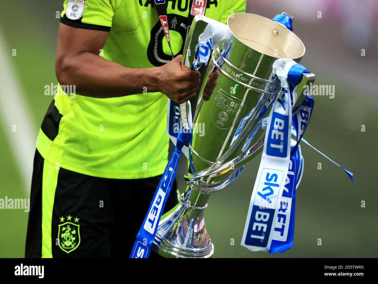 Les joueurs de Huddersfield Town fêtent avec le trophée après la finale du championnat Sky Bet au stade Wembley, Londres, le 29 mai 2017 Banque D'Images