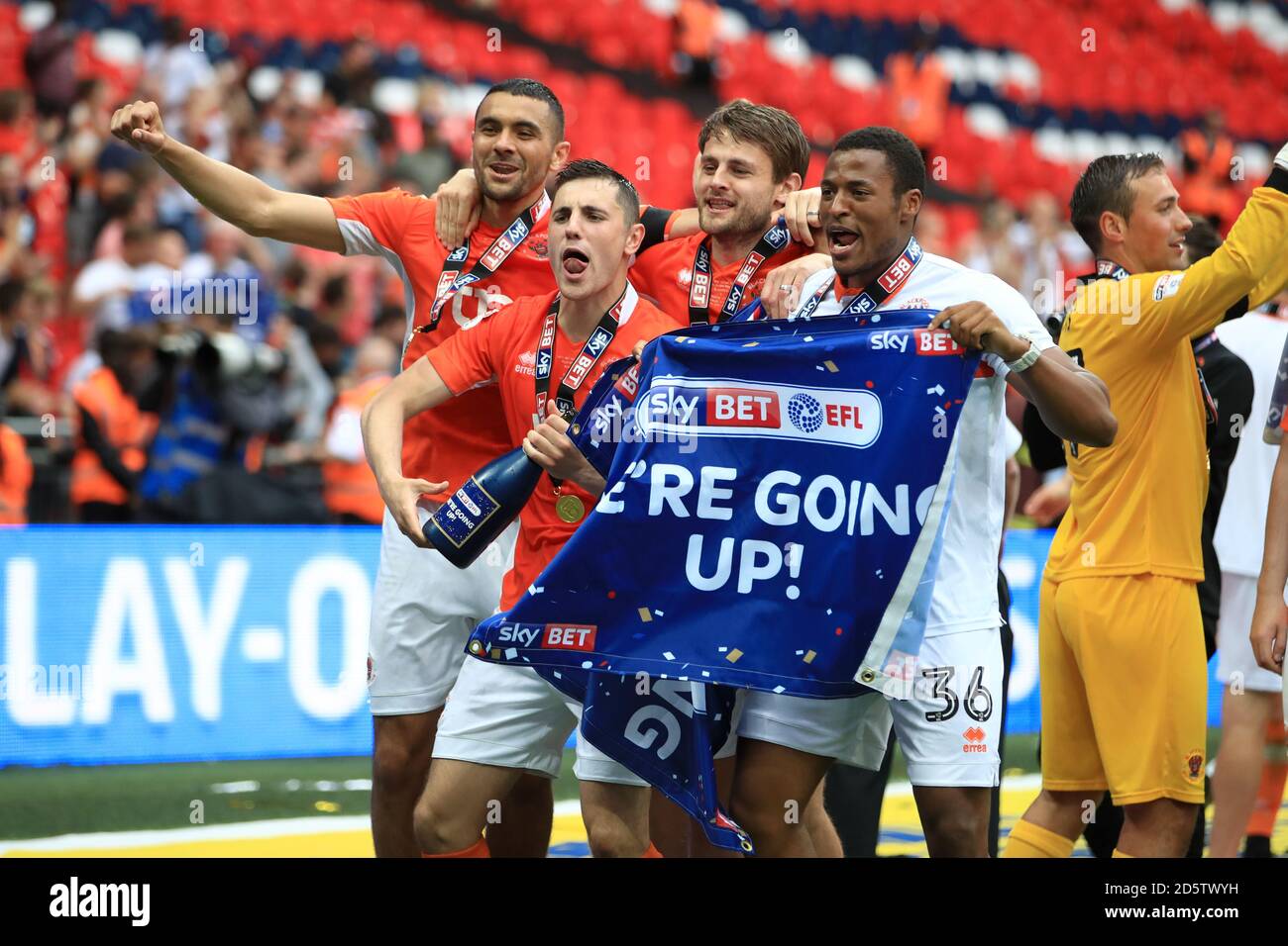 Les joueurs de Blackpool fêtent sur le terrain après avoir remporté le Sky Misez la deuxième partie de la ligue sur la finale Banque D'Images