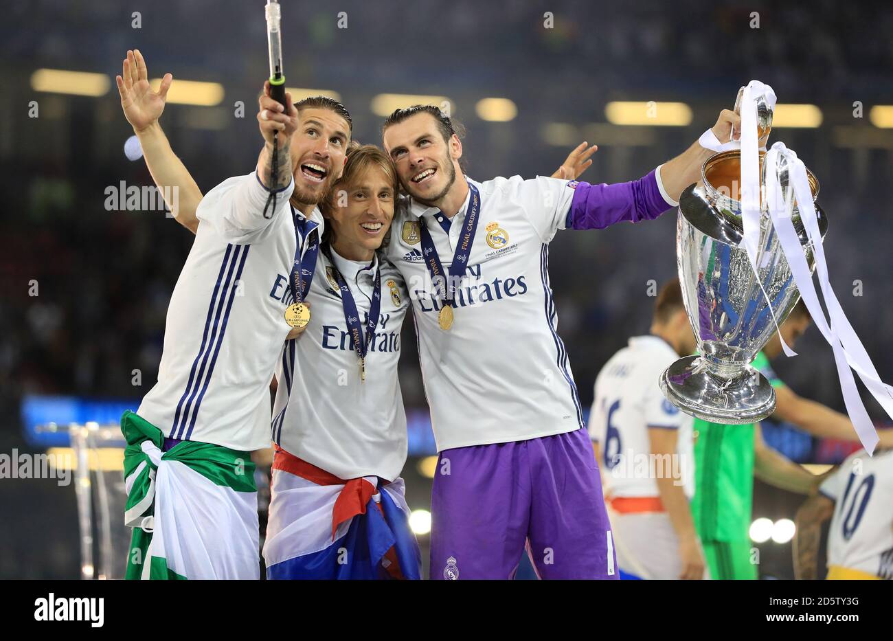 Sergio Ramos (à gauche), Luka Modric (au centre) et Gareth Bale du Real  Madrid célèbrent avec le trophée après la finale de la Ligue des champions  de 2017 qui s'est tenue au