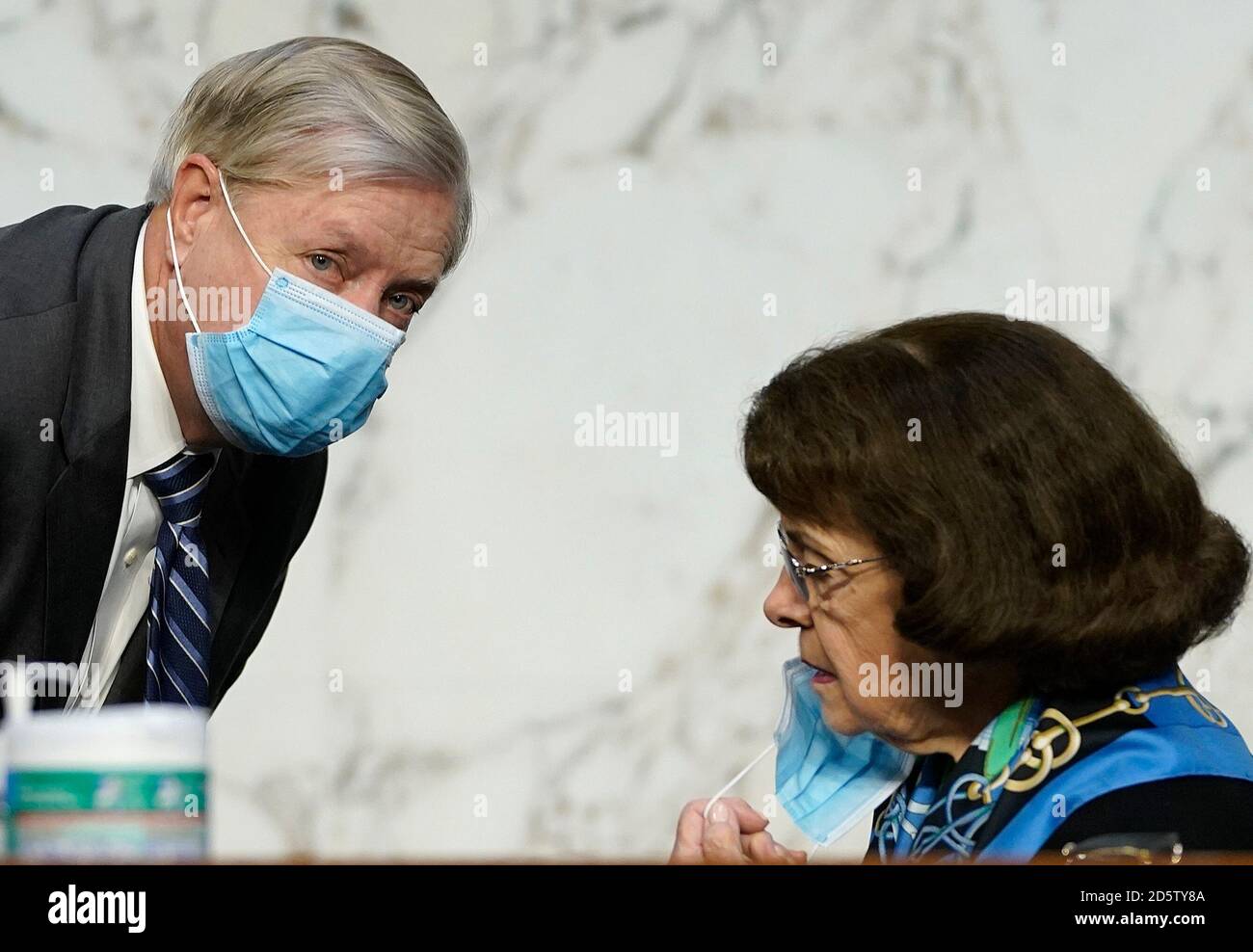 Le sénateur des États-Unis Lindsey Graham (républicain de la Caroline du Sud), président de la Commission judiciaire du Sénat des États-Unis (L) s'entretient avec le sénateur américain Dianne Feinstein (démocrate de Californie), membre du classement, Comité JUDICIAIRE du Sénat AMÉRICAIN lors de l'audience de confirmation de la Commission judiciaire du Sénat américain pour la nomination de la Cour suprême Amy Coney Barrett sur Capitol Hill le 14 octobre 2020 à Washington, DC. Barrett a été nommé par le président Donald Trump pour combler le poste vacant laissé par la juge Ruth Bader Ginsburg qui est décédée en septembre. Crédit : Drew Angerer / Pool via CNP | utilisation dans le monde entier Banque D'Images