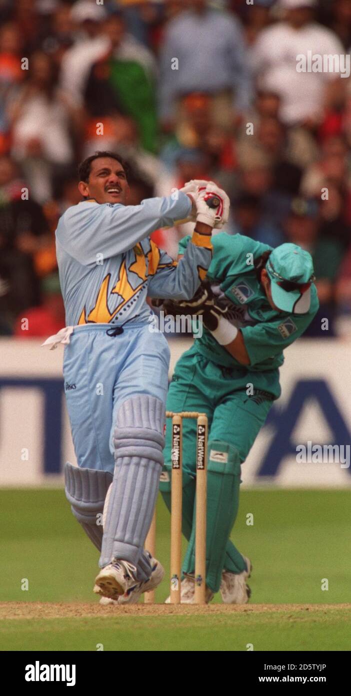 Le capitaine de l'Inde Mohammad Azharuddin atteint le ballon haut seulement à Soyez pris par le gardien de cricket de Nouvelle-Zélande Adam Parore Banque D'Images