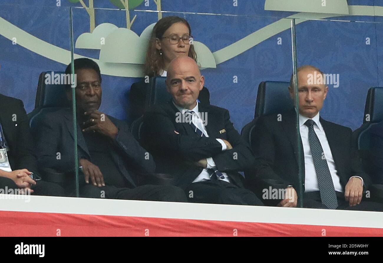 Le président de la FIFA, Gianni Infantino (au centre), avec le président de la Russie, Vladimir Poutine (à droite) et Pele (à gauche) dans les tribunes Banque D'Images