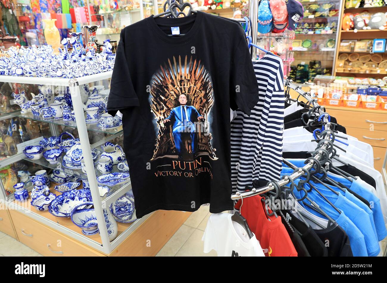 Un t-shirt de Vladimir Poutine sur le devant dans un Boutique à Kazan Banque D'Images