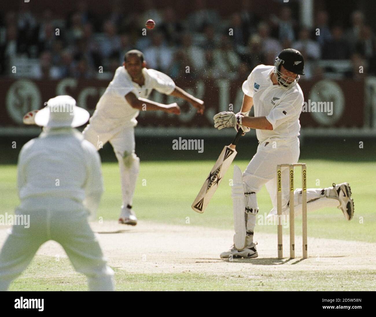 Roger Twose de Nouvelle-Zélande est frappé sur le casque par Bowling de Dean Headley en Angleterre Banque D'Images