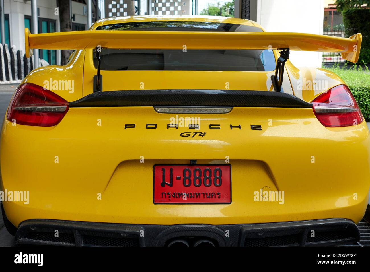 Porsche GT4 2020, 718 Cayman, supercar jaune, plaque d'immatriculation Thaïlande, numéro chanceux, 8888, Banque D'Images