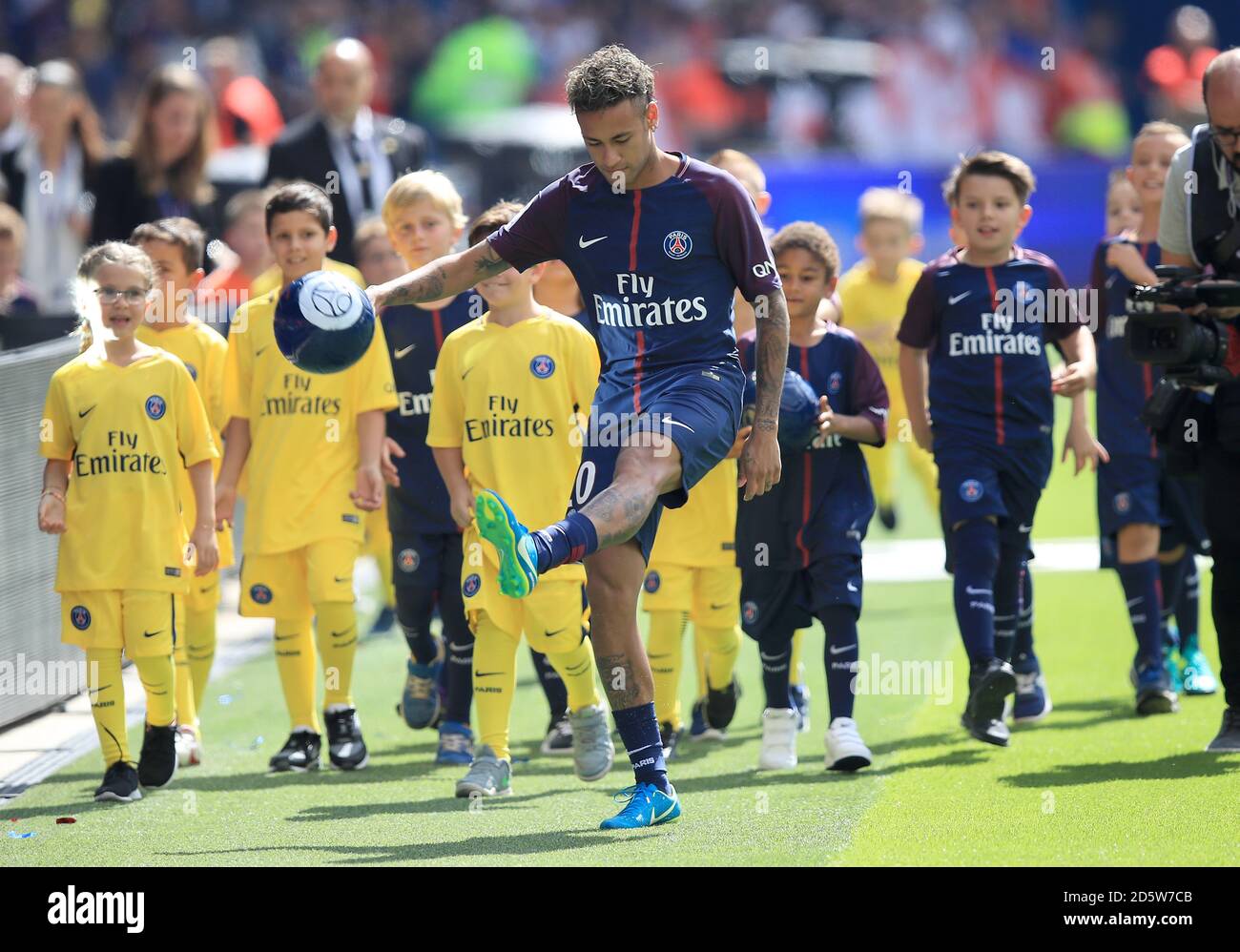 La nouvelle signature de Paris Saint-Germain Neymar est présentée aux fans avant la comparaison Banque D'Images