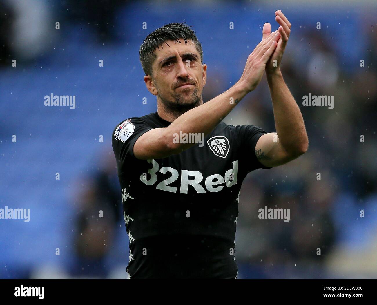 Pablo Hernandez de Leeds United applaudit les fans Banque D'Images