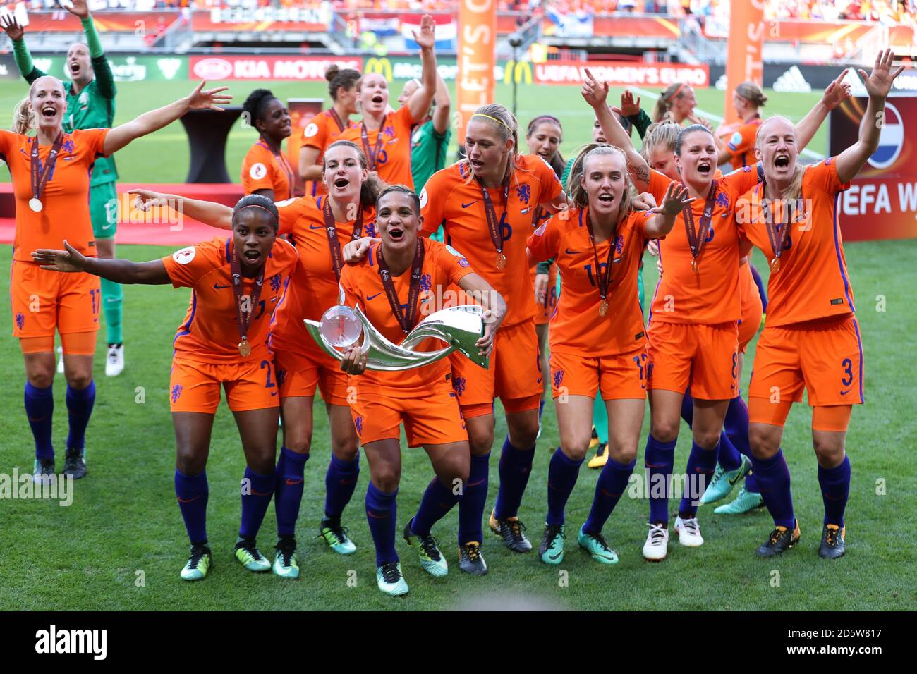 Shanice van de Sanden, pays-Bas, détient l'Euro des femmes de l'UEFA Trophée 2017 lorsqu'elle célèbre avec ses coéquipiers Banque D'Images