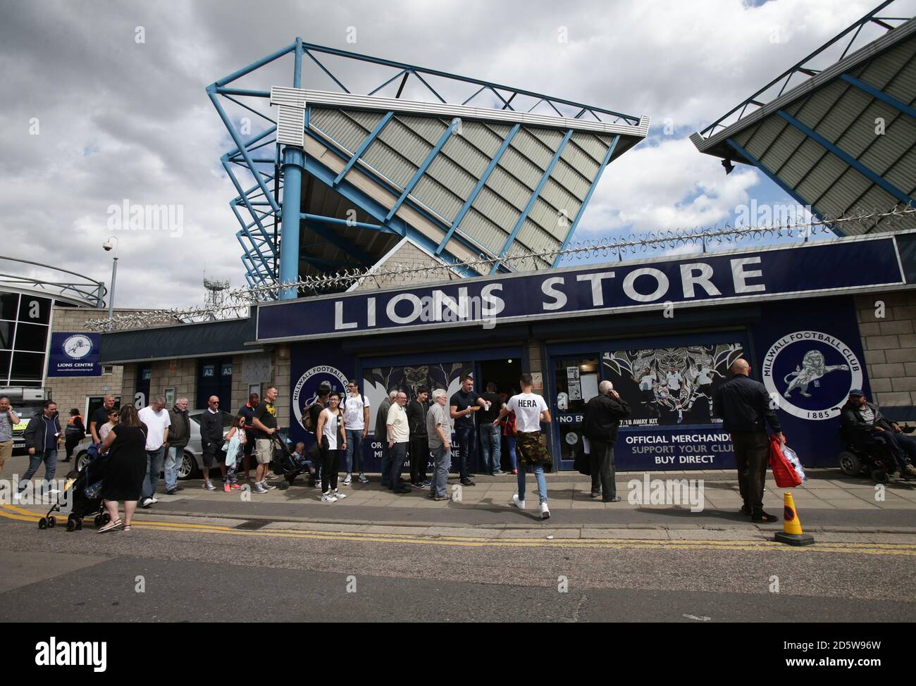 Fans devant le Lions Store à la Den, à Londres, devant le match de football du Sky Bet Championship entre Millwall et Bolton Wanderers. Banque D'Images