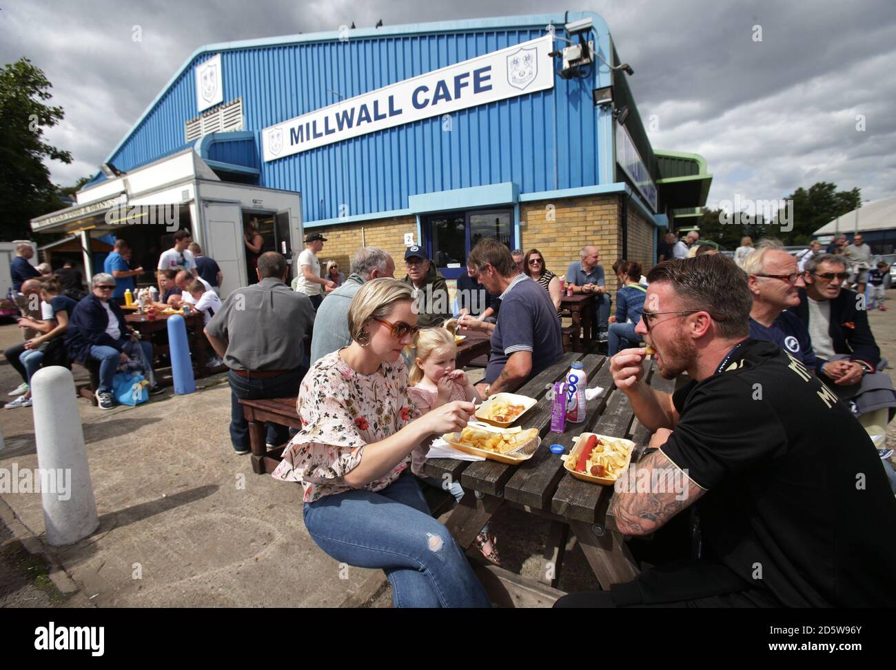 Les fans qui apprécient un déjeuner avant le match au Millwall Cafe devant la Den, à Londres, devant le match de football du championnat Sky Bet entre Millwall et Bolton Wanderers. Banque D'Images