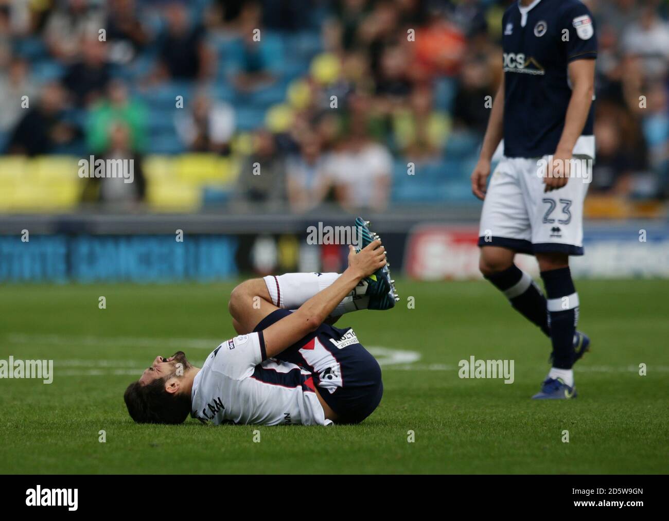 Jem Karacan de Bolton Wanderers tient son pied dans la douleur pendant Le match contre Millwall Banque D'Images