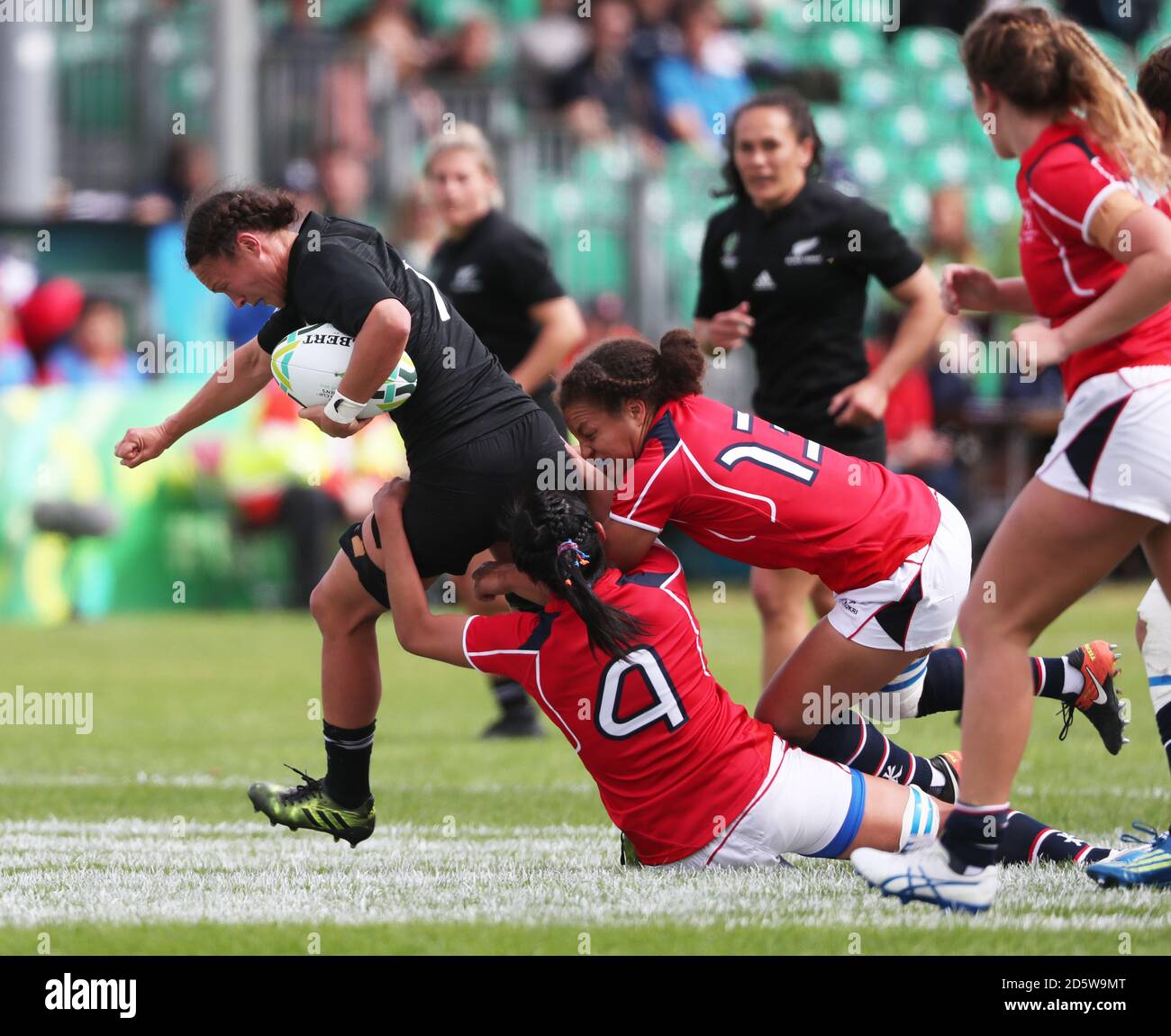 Lesley Ketu en Nouvelle-Zélande est tachef par Chow Mei Nam de Hong Kong et Natasha Olson-Thorne lors de leur match de coupe du monde de rugby féminin au Billings Park. Banque D'Images