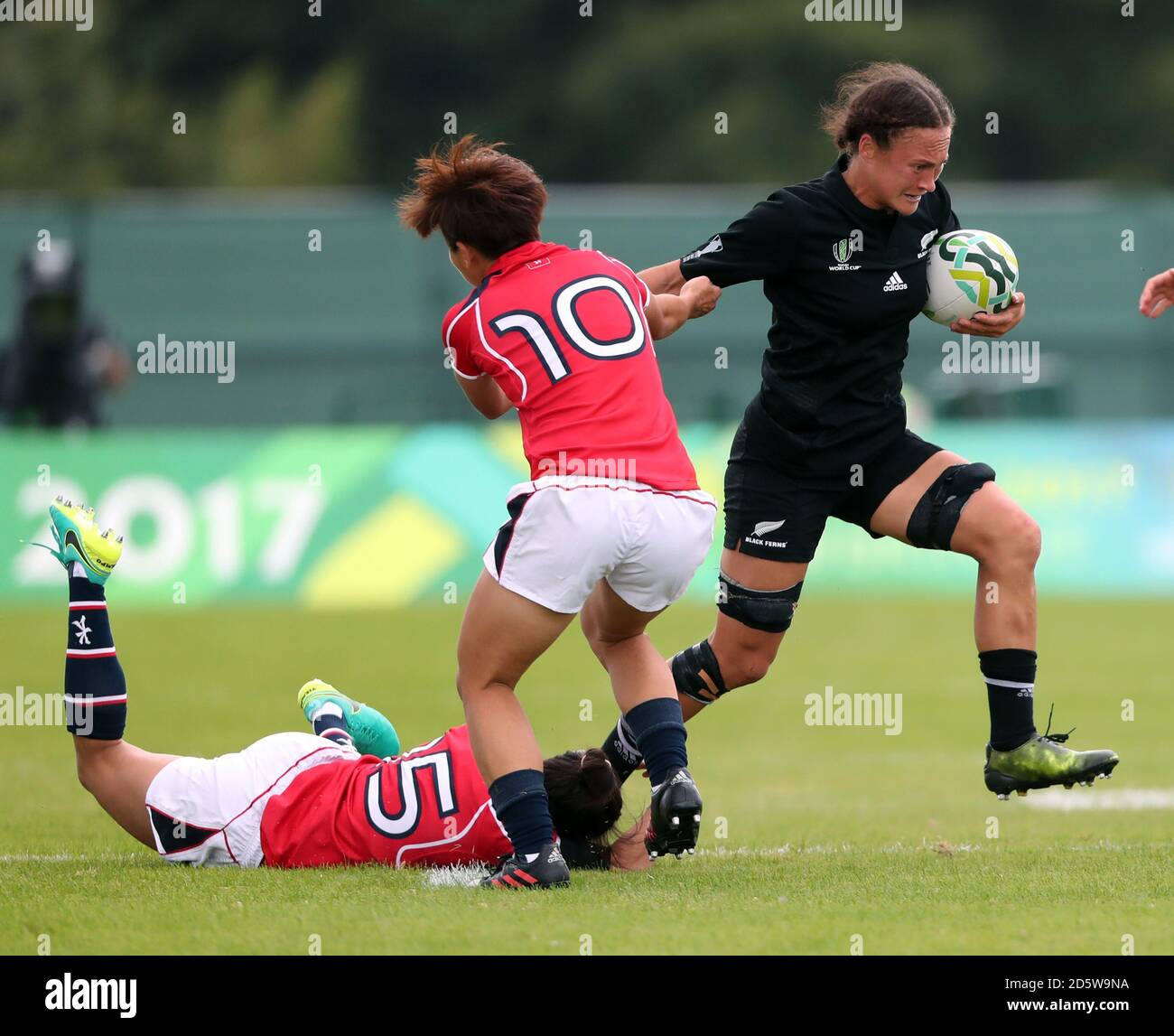 La Nouvelle-Zélande Lesley Ketu est affrontée par Lee TSZ Ting et Tsang Sin Yan de Hong Kong lors de leur match de coupe du monde de rugby féminin au Billings Park. Banque D'Images