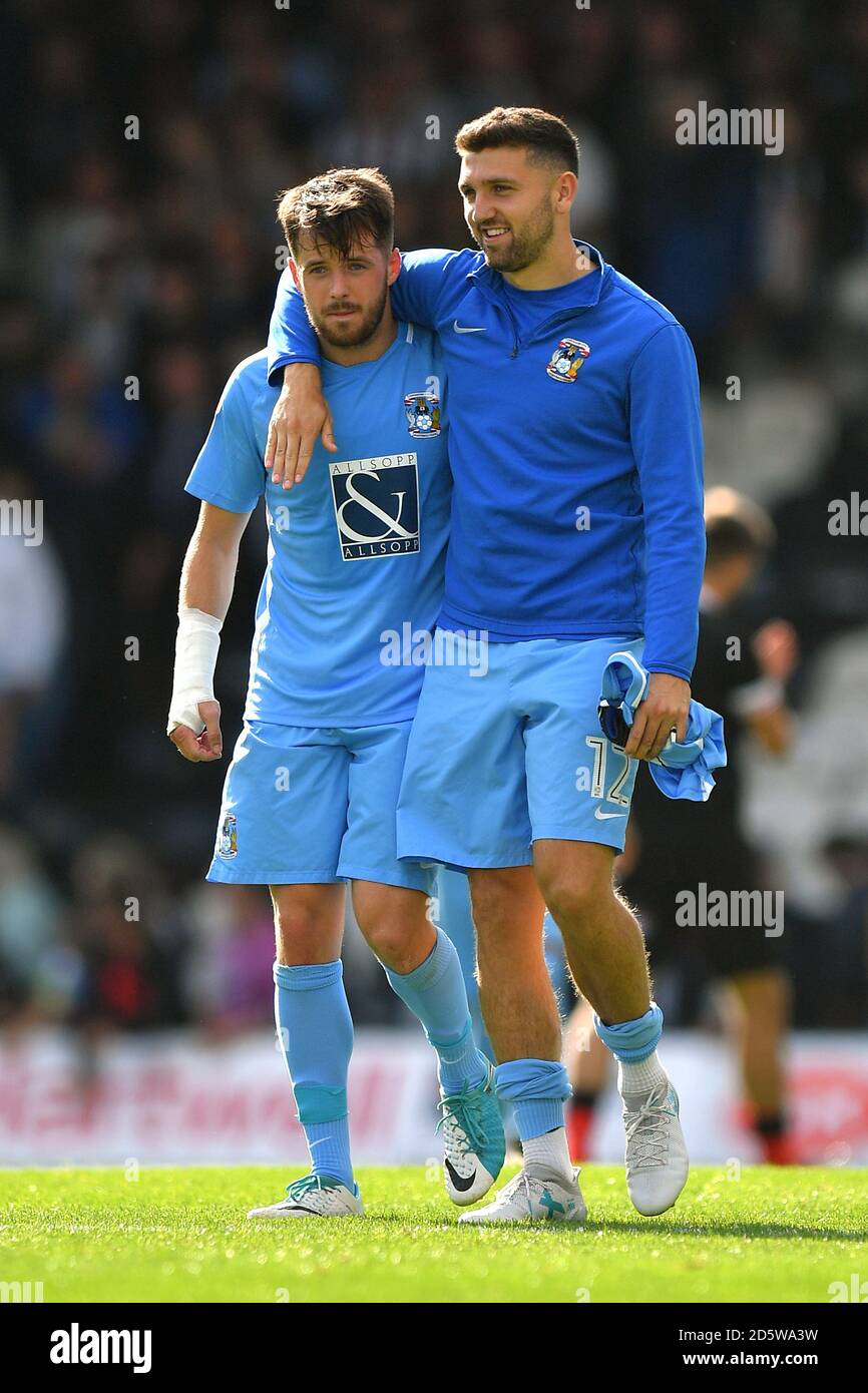 Marc McNulty (à gauche) de Coventry City et James Pearson célèbrent à le sifflet final Banque D'Images