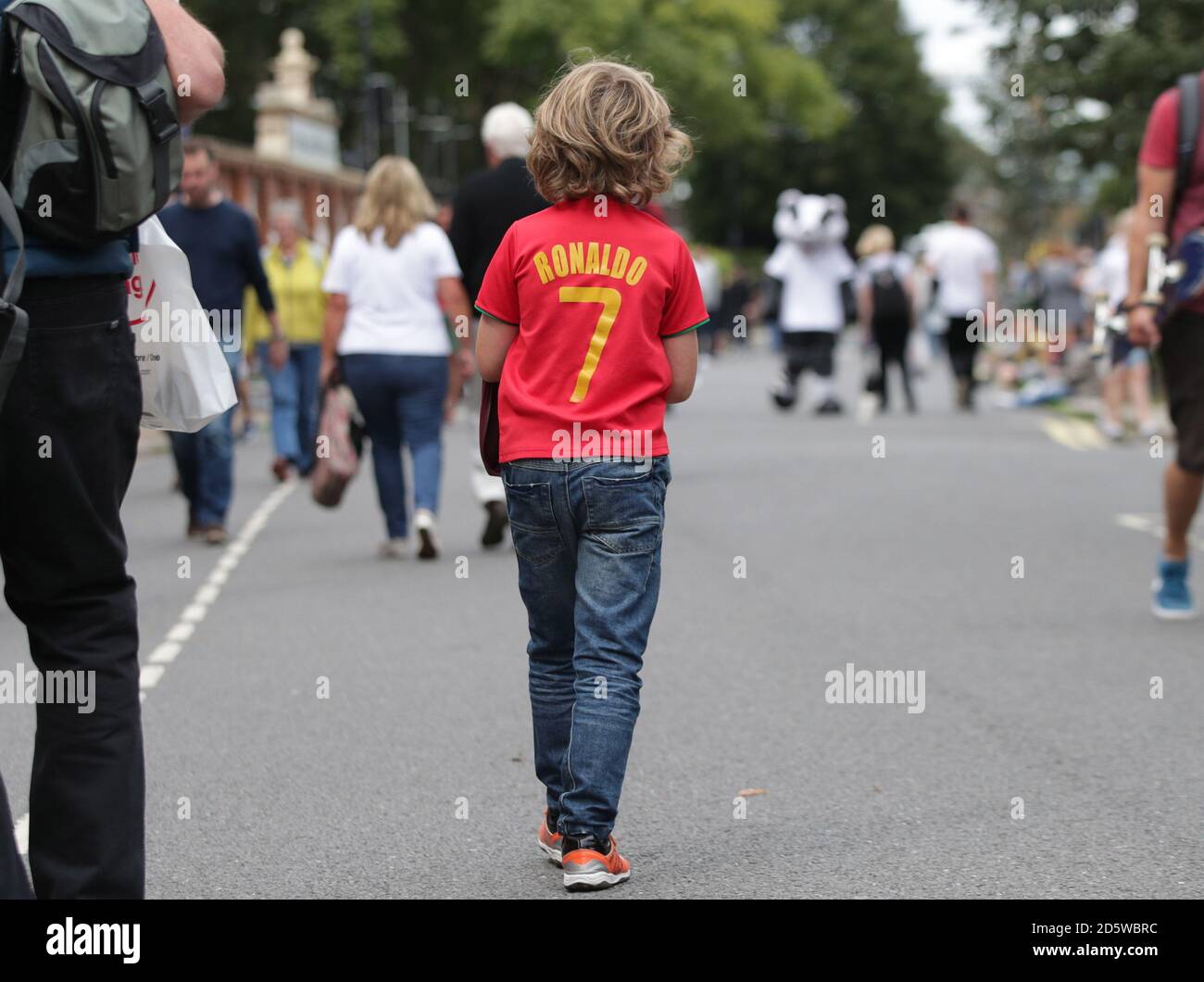 Un jeune fan portant une chemise Ronaldo arrivant à Craven Chalet Banque D'Images