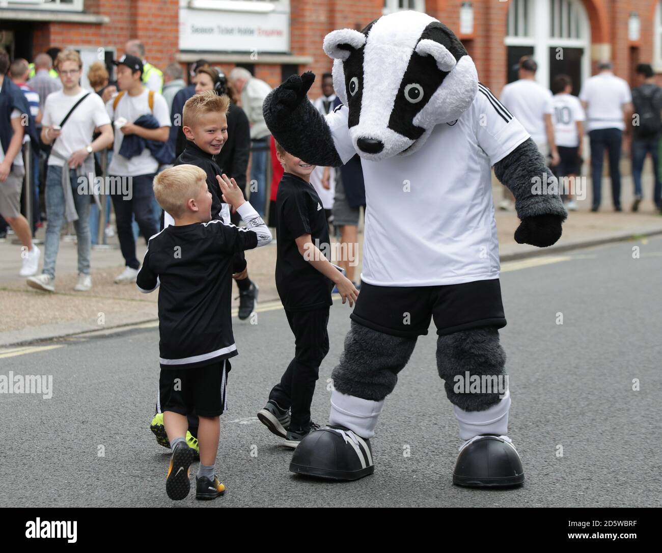 Les fans de Fulham accueillent la mascotte du club Billy le blaireau Banque D'Images
