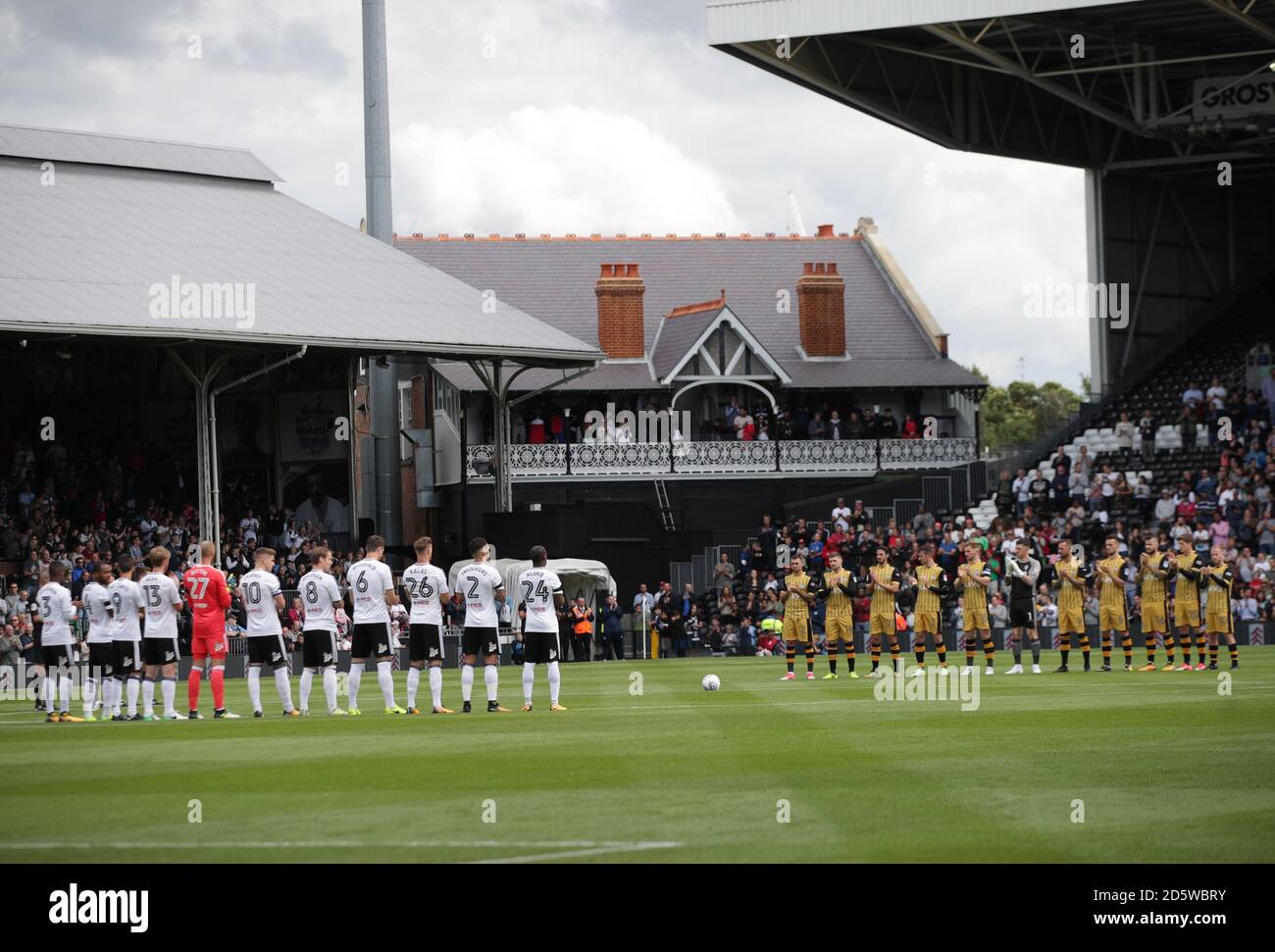 Les joueurs de Fulham et de Sheffield Wednesday observent une minute d'applaudissements pour l'attaque de Barcelone. Banque D'Images