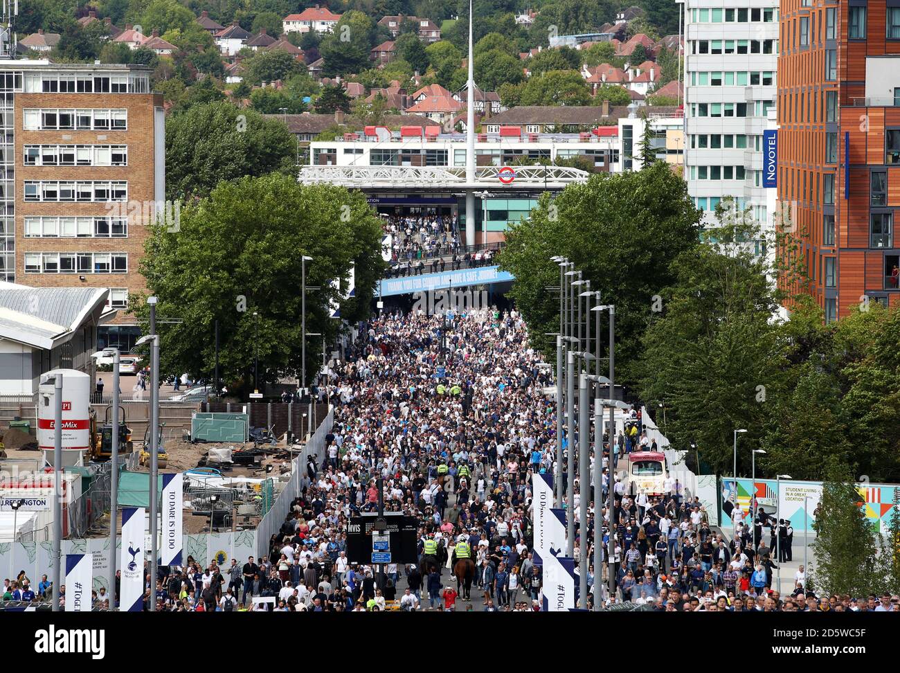 Les fans se rendent sur Wembley Way avant le match Banque D'Images