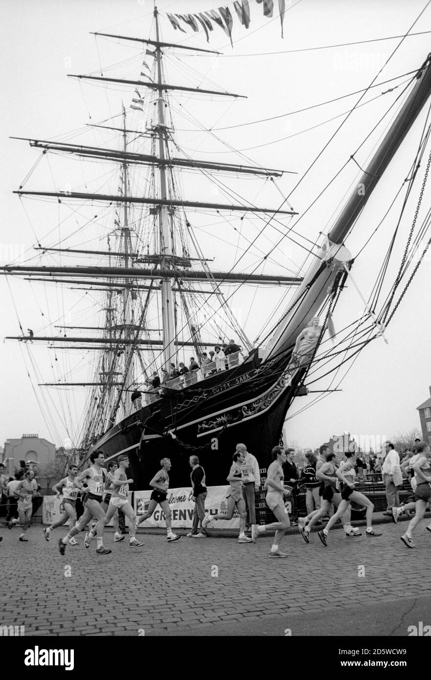 Les coureurs du marathon de Londres 1989 passent devant Cutty Sark, Royaume-Uni. Banque D'Images