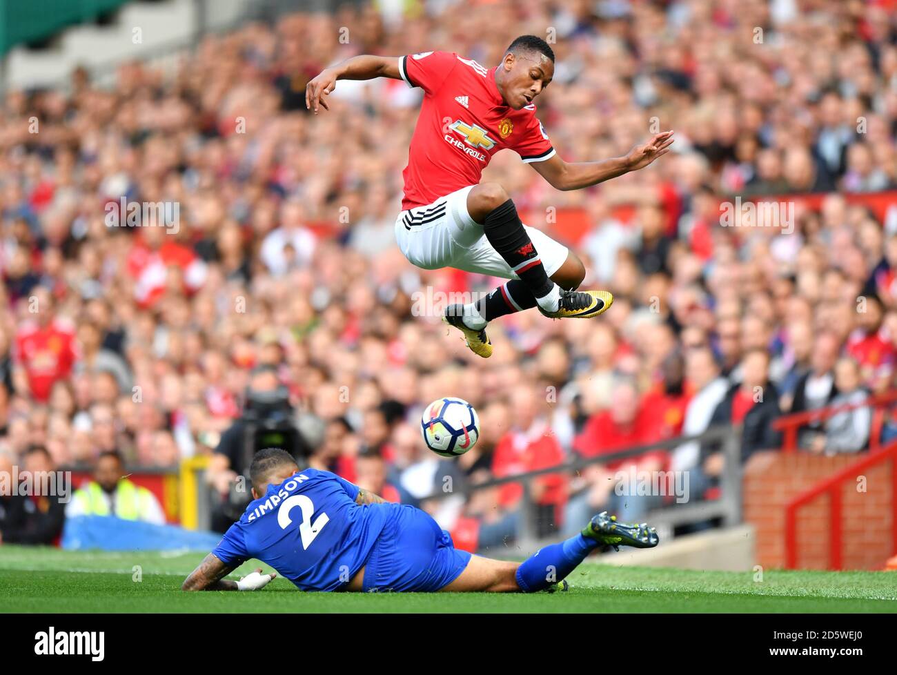 Anthony Martial (à droite) de Manchester United et Danny Simpson de Leicester City bataille pour le ballon Banque D'Images