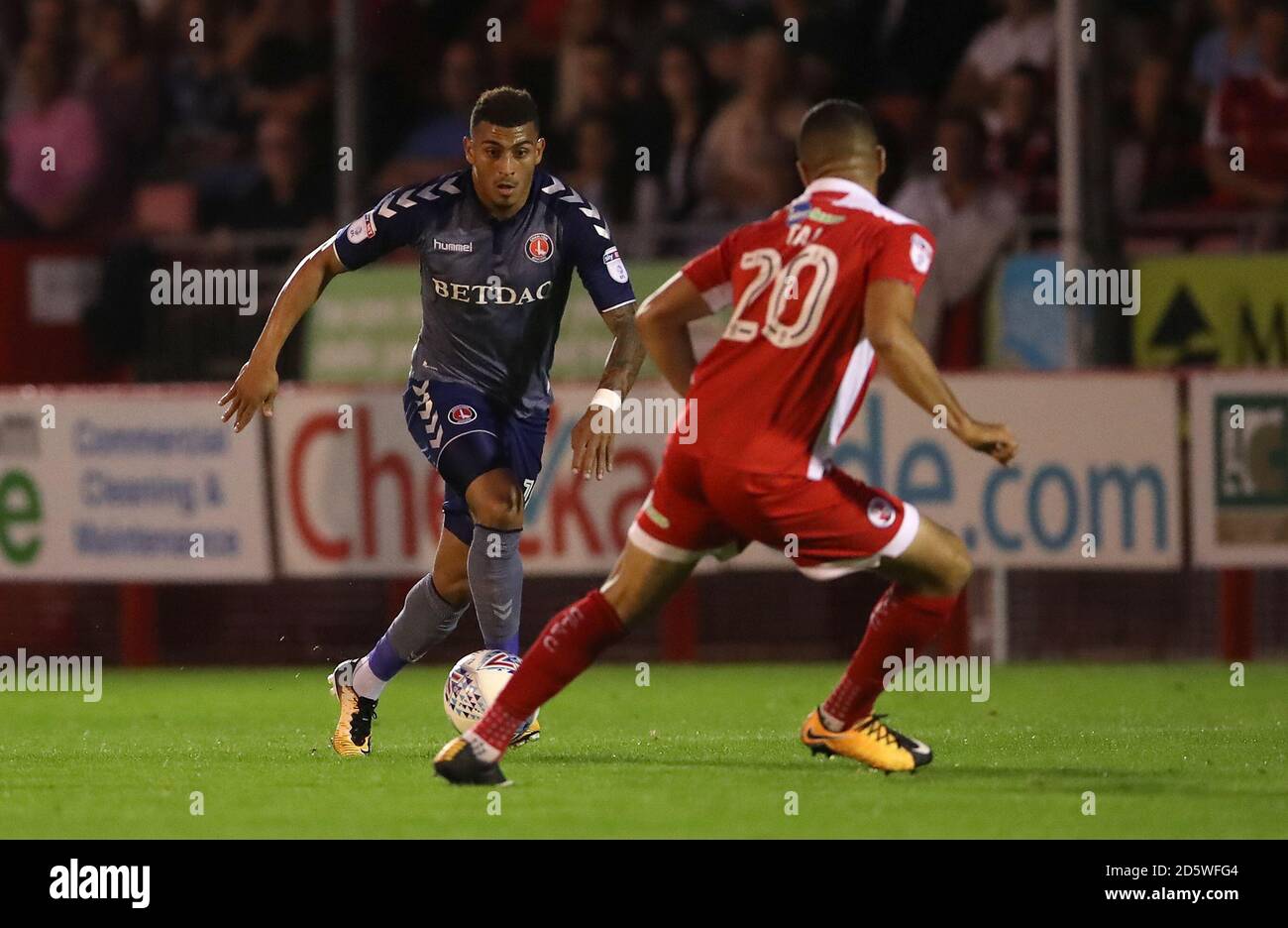 Karlan Ahearne-Grant (à gauche) et Aryantaj Tajbakhsh de Crawley Town bataille pour le ballon Banque D'Images