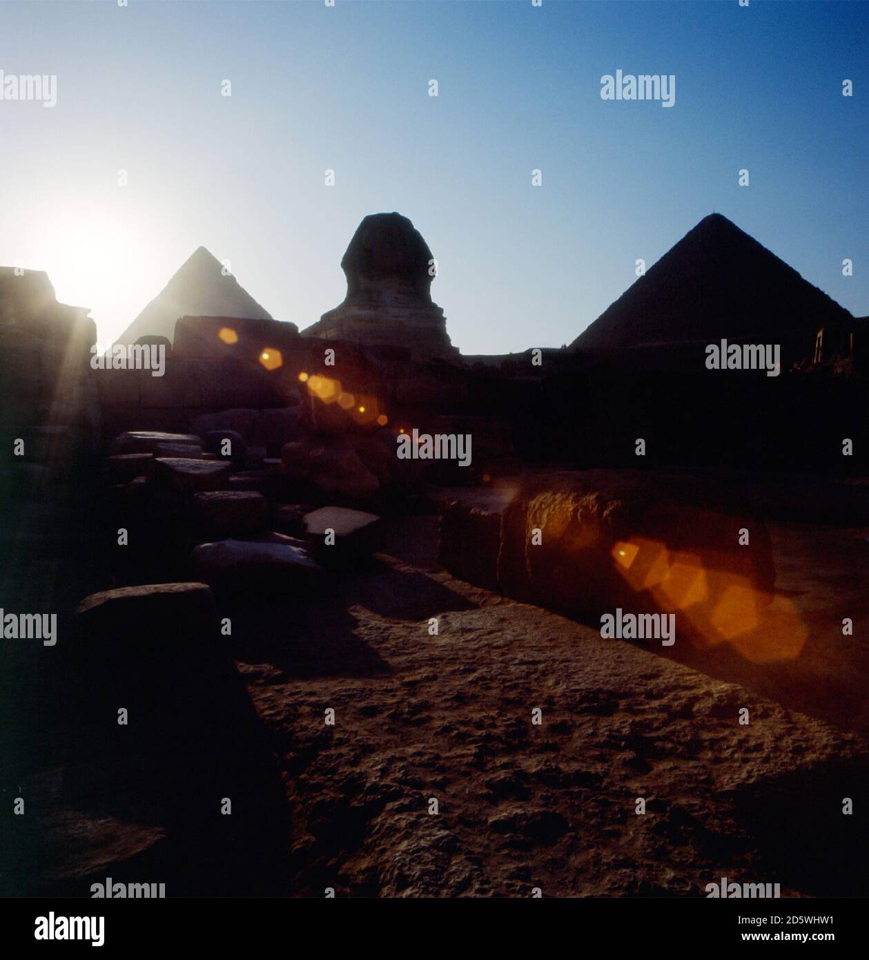 Vue rétro-éclairée avec reflet du Sphinx avec les pyramides En Égypte Banque D'Images