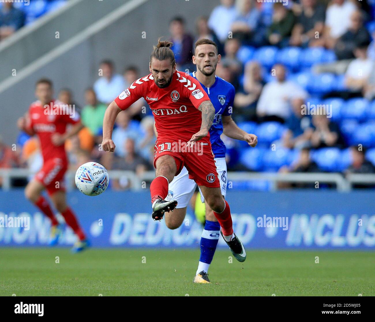 DaN Gardner d'Oldham Athletic (à droite) et Ricky Holmes de Charlton Athletic se battent pour le ballon. Banque D'Images