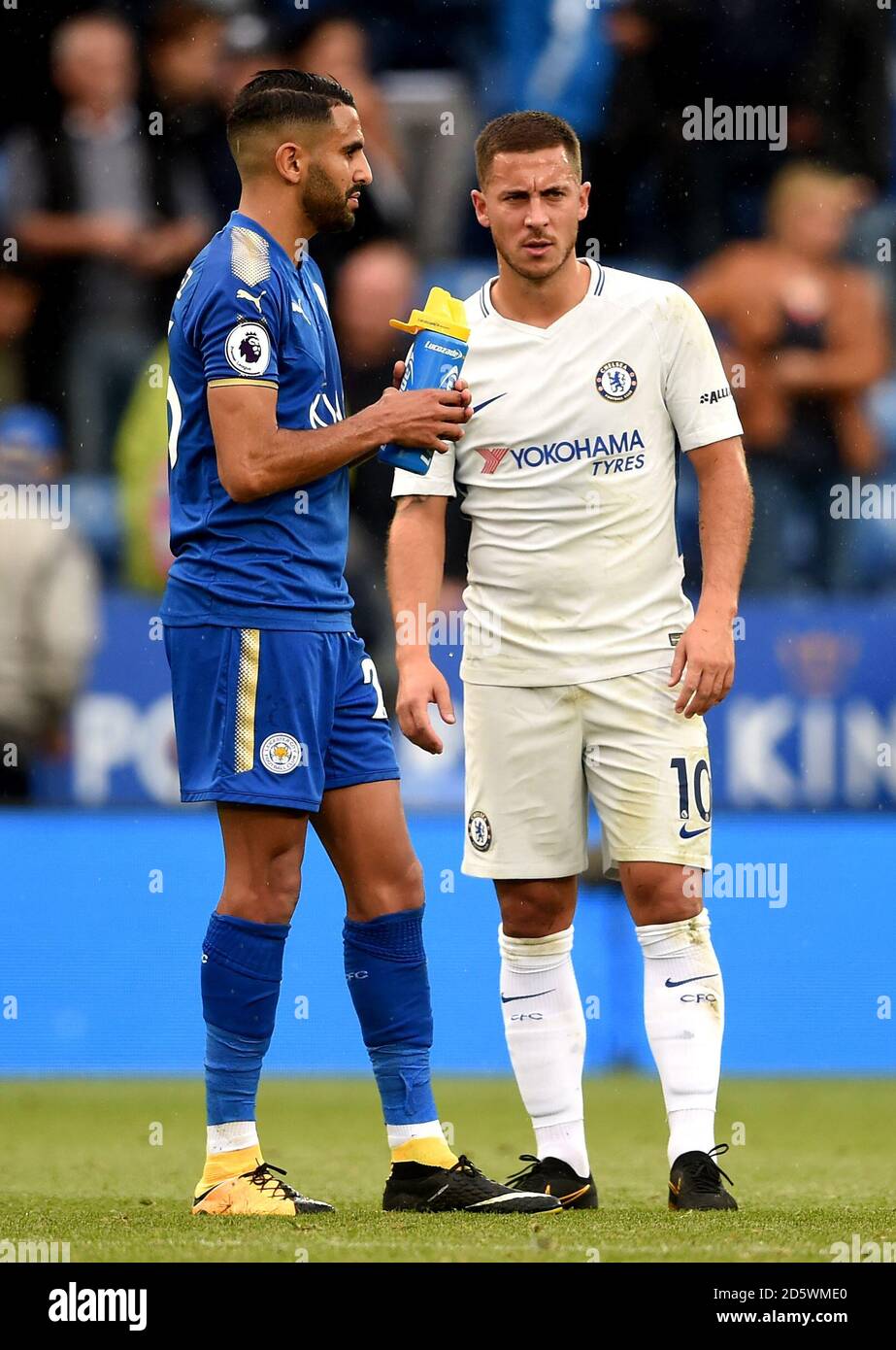 Riyad Mahrez de Leicester City (à gauche) et Eden Hazard de Chelsea Banque D'Images