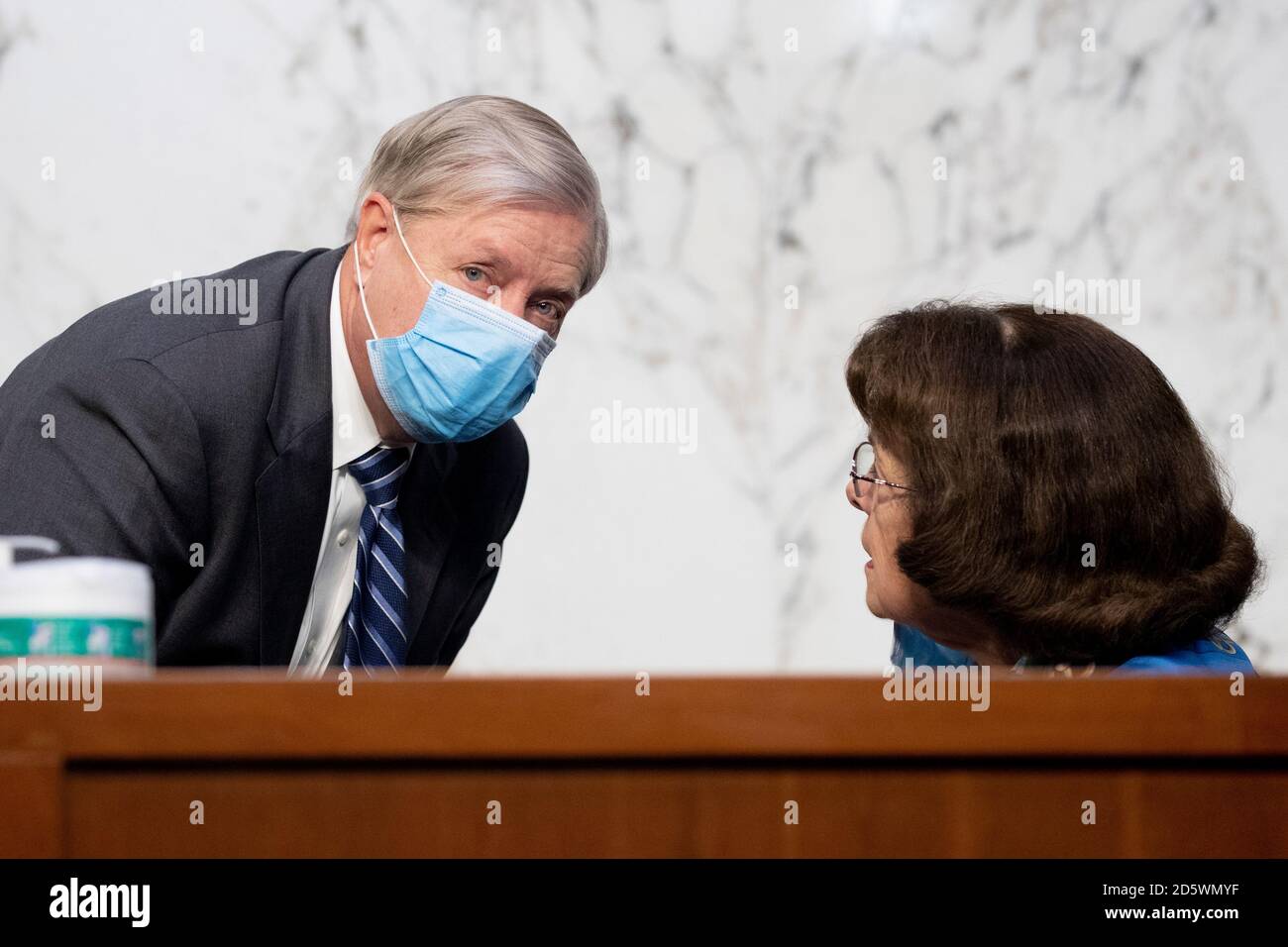 Washington, DC, États-Unis. 14 octobre 2020. La sénatrice américaine Lindsey Graham (républicaine de Caroline du Sud), présidente de la Commission judiciaire du Sénat américain (L) s’entretient avec la sénatrice américaine Dianne Feinstein (démocrate de Californie), membre du classement de la Commission judiciaire du Sénat américain (R), lors de l’audience de confirmation de la Commission judiciaire du Sénat pour la nomination de la juge Amy Coney Barrett, Dans le Hart Senate Office Building à Washington, DC, Etats-Unis, 14 octobre 2020.Credit: Michael Reynolds/Pool via CNP | usage dans le monde crédit: dpa/Alay Live News Banque D'Images