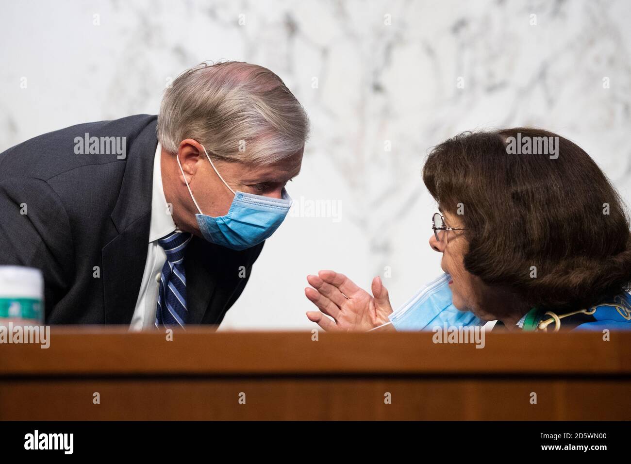 Washington, DC, États-Unis. 14 octobre 2020. La sénatrice américaine Lindsey Graham (républicaine de Caroline du Sud), présidente de la Commission judiciaire du Sénat américain (L) s’entretient avec la sénatrice américaine Dianne Feinstein (démocrate de Californie), membre du classement de la Commission judiciaire du Sénat américain (R), lors de l’audience de confirmation de la Commission judiciaire du Sénat pour la nomination de la juge Amy Coney Barrett, Dans le Hart Senate Office Building à Washington, DC, Etats-Unis, 14 octobre 2020.Credit: Michael Reynolds/Pool via CNP | usage dans le monde crédit: dpa/Alay Live News Banque D'Images