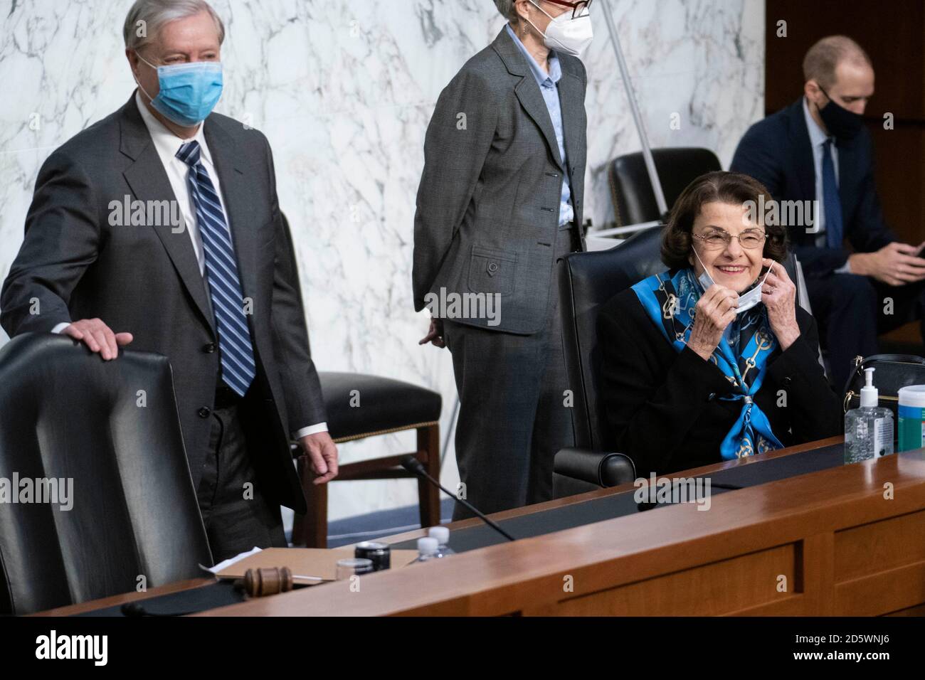 Washington, DC, États-Unis. 14 octobre 2020. Le sénateur américain Lindsey Graham (républicain de Caroline du Sud), président de la Commission judiciaire du Sénat américain et président de la Commission judiciaire du Sénat, Et la sénatrice américaine Dianne Feinstein (démocrate de Californie), membre de la Commission judiciaire du Sénat américain, est vue le troisième jour de l'audience de confirmation de la Commission judiciaire du Sénat pour la nomination de la juge Amy Coney Barrett à Capitol Hill à Washington, DC, Etats-Unis, le mercredi 14 octobre 2020. Crédit: Sarah Silbiger/Pool via CNP | usage dans le monde crédit: dpa/Alay Live News Banque D'Images