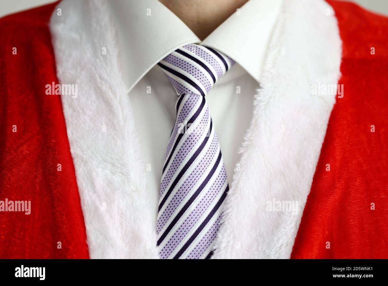 Homme d'affaires en costume de père noël rouge avec cravate et chemise  blanche Photo Stock - Alamy