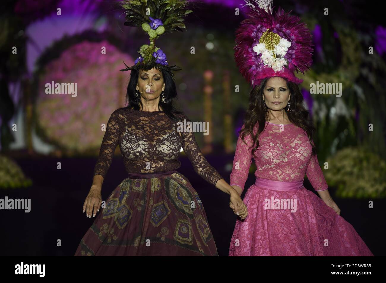 Encarna et Toni Salazar portent sur la piste de collection une création de Ò Francis Montesinos ' pendant la Pasarela Cibeles Mercedes Benz Fashion week Madrid 2017, à Madrid, le vendredi 15 septembre 2017. Banque D'Images