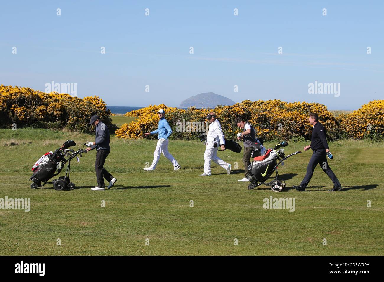 Trump Turnberry Golf course, Ayrshire, Écosse, Royaume-Uni le premier tee un 4ball laisse le tee avec Ailsa Craig en arrière-plan et des gorges jaunes Banque D'Images