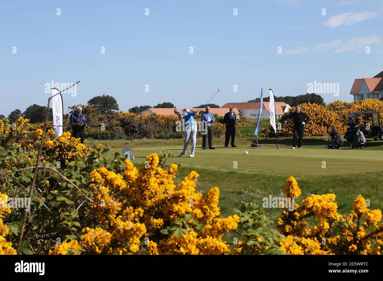 Trump Turnberry Golf course, Ayrshire, Écosse, Royaume-Uni le premier tee un 4ball laisse le tee avec Ailsa Craig en arrière-plan et des gorges jaunes Banque D'Images