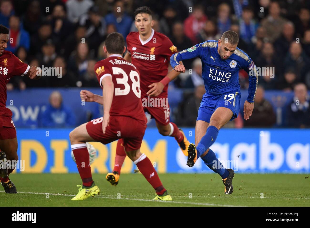 L'Islam Slimani de Leicester City marque le deuxième but de ses équipes Banque D'Images