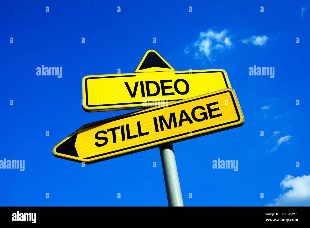 Vidéo vs image fixe - panneau de signalisation avec deux options - utilisation de caméscopes et prise de films, clips et images animées par rapport à l'utilisation d'appareils photo et prendre des photos et Banque D'Images