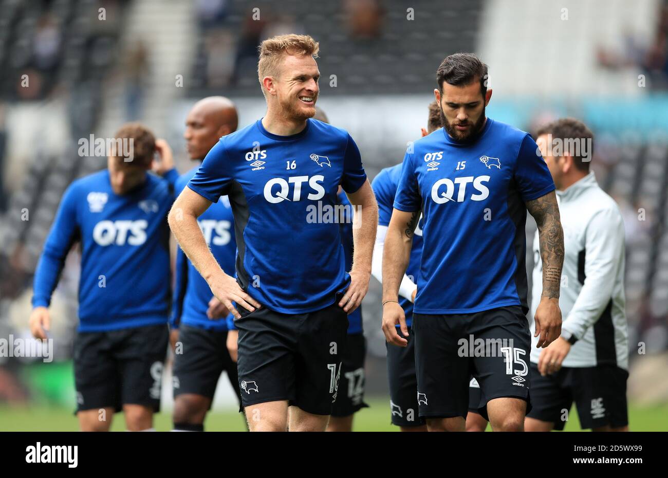 Alex Pearce du comté de Derby (à gauche) et Alex Pearce pendant le préchauffage Banque D'Images