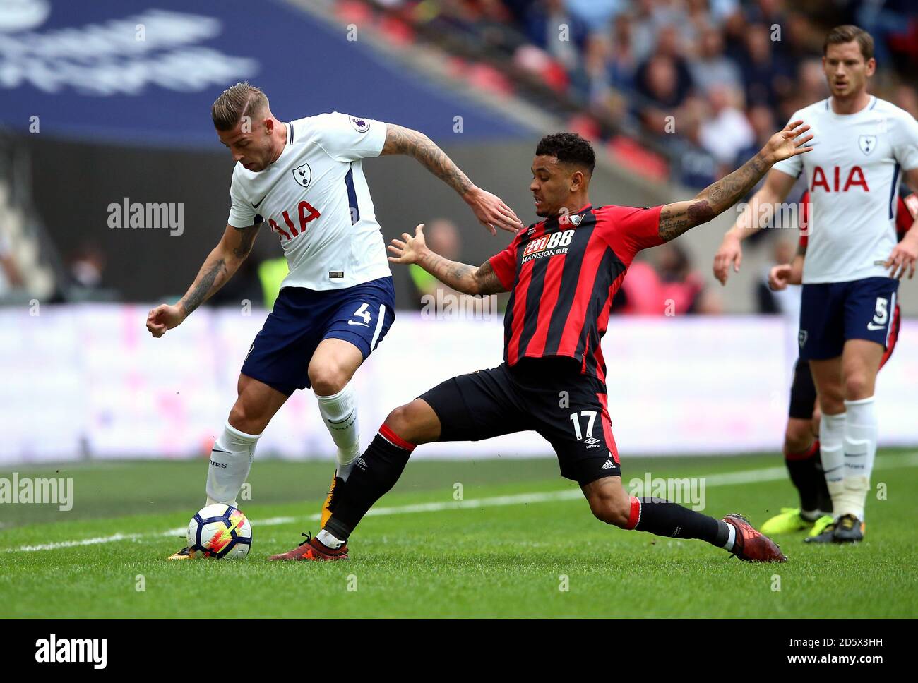 Toby Alderweireld de Tottenham Hotspur (à gauche) et Joshua King de l'AFC Bournemouth (à droite) lutte pour le ballon Banque D'Images