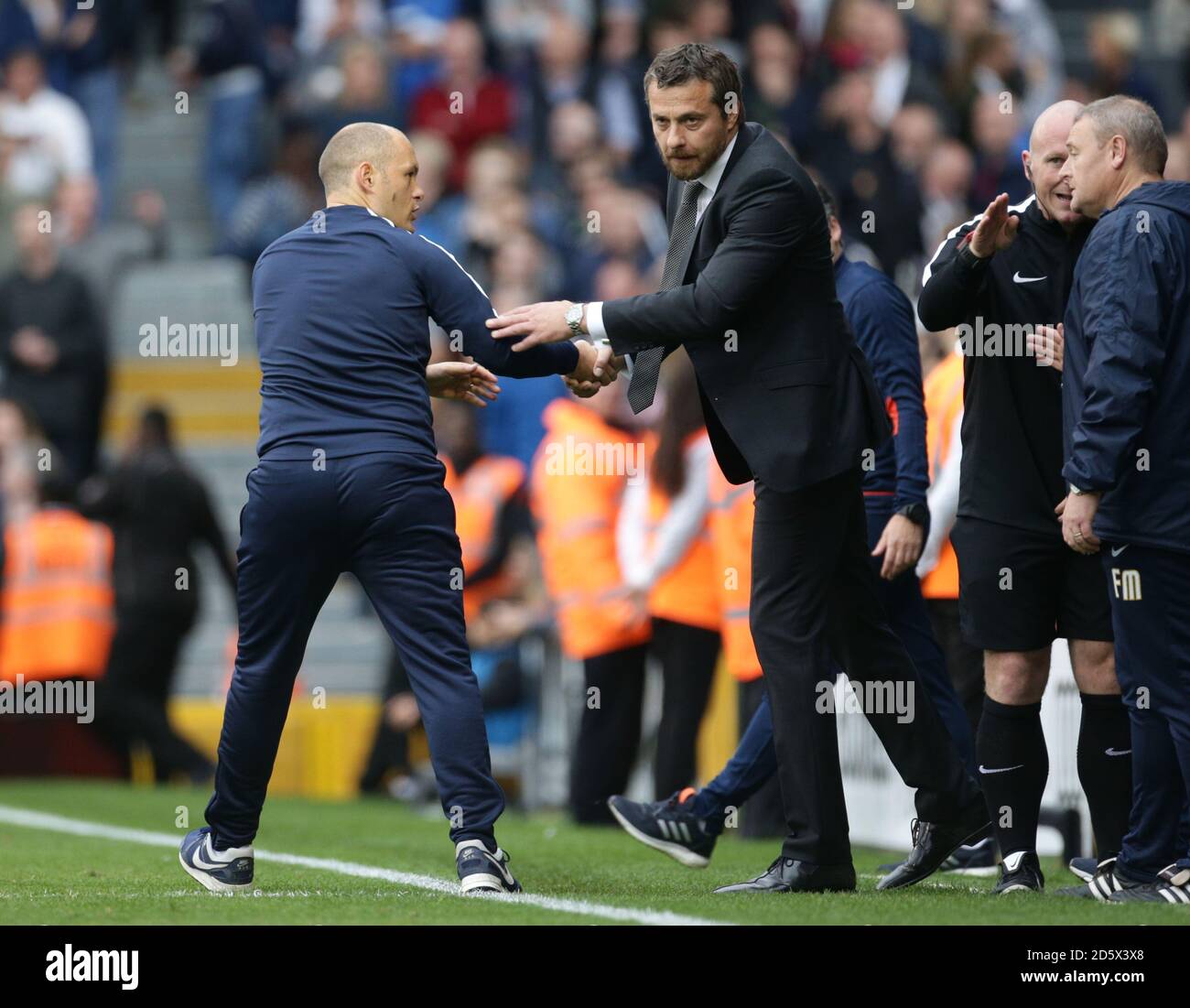 Alex Neil, directeur de Preston North End (à gauche), serre la main Fulham gestionnaire Slavisa Jokanovic après le coup de sifflet final Banque D'Images