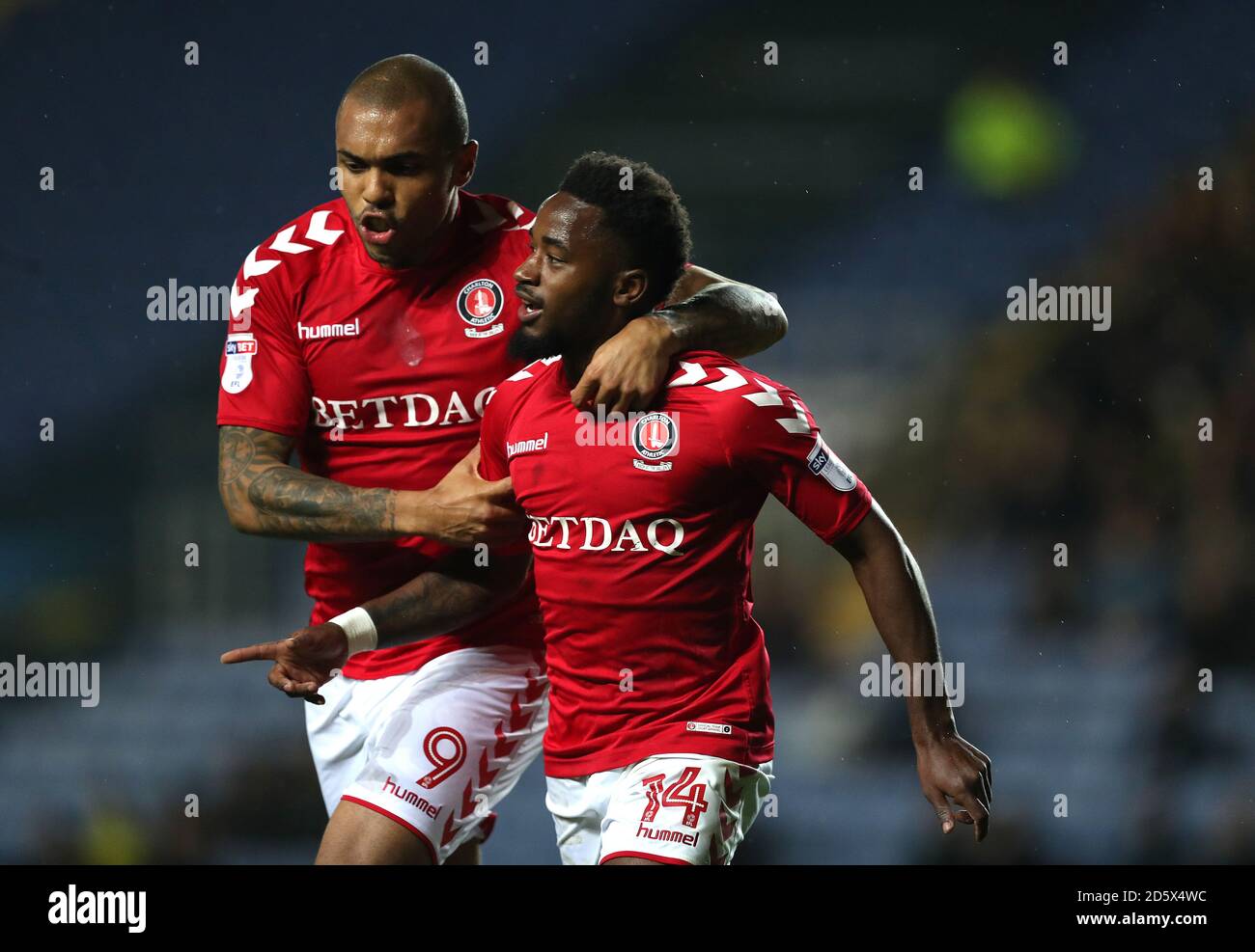 Tariqe Fosu de Charlton Athletic célèbre avec son coéquipier Josh Magennis (à gauche) après qu'il ait mis le premier but de leur côté de le jeu Banque D'Images