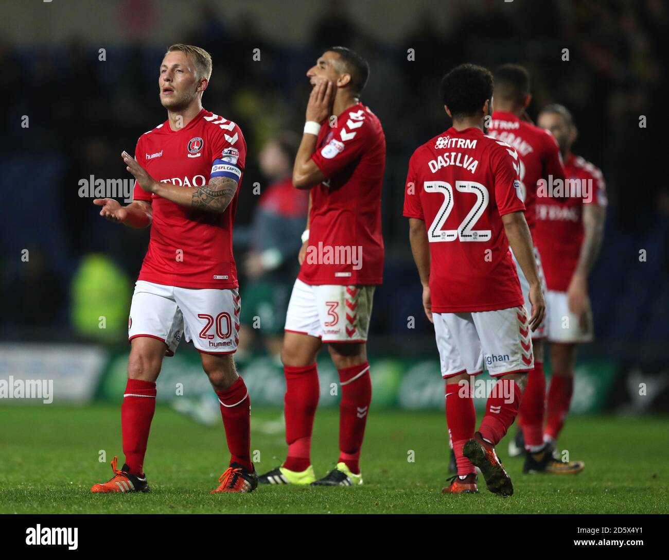 Chris Solly, de Charlton Athletic (à gauche), applaudit les fans de l'extérieur après le sifflet final Banque D'Images