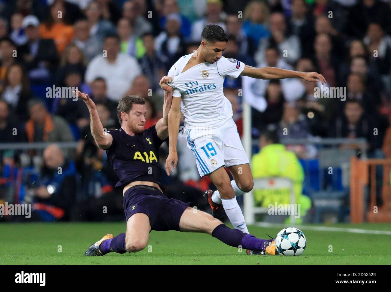 Jan Vertonghen De Tottenham Hotspur Et La Bataille D Achraf Hakimi Du Real Madrid Pour Le Ballon Photo Stock Alamy