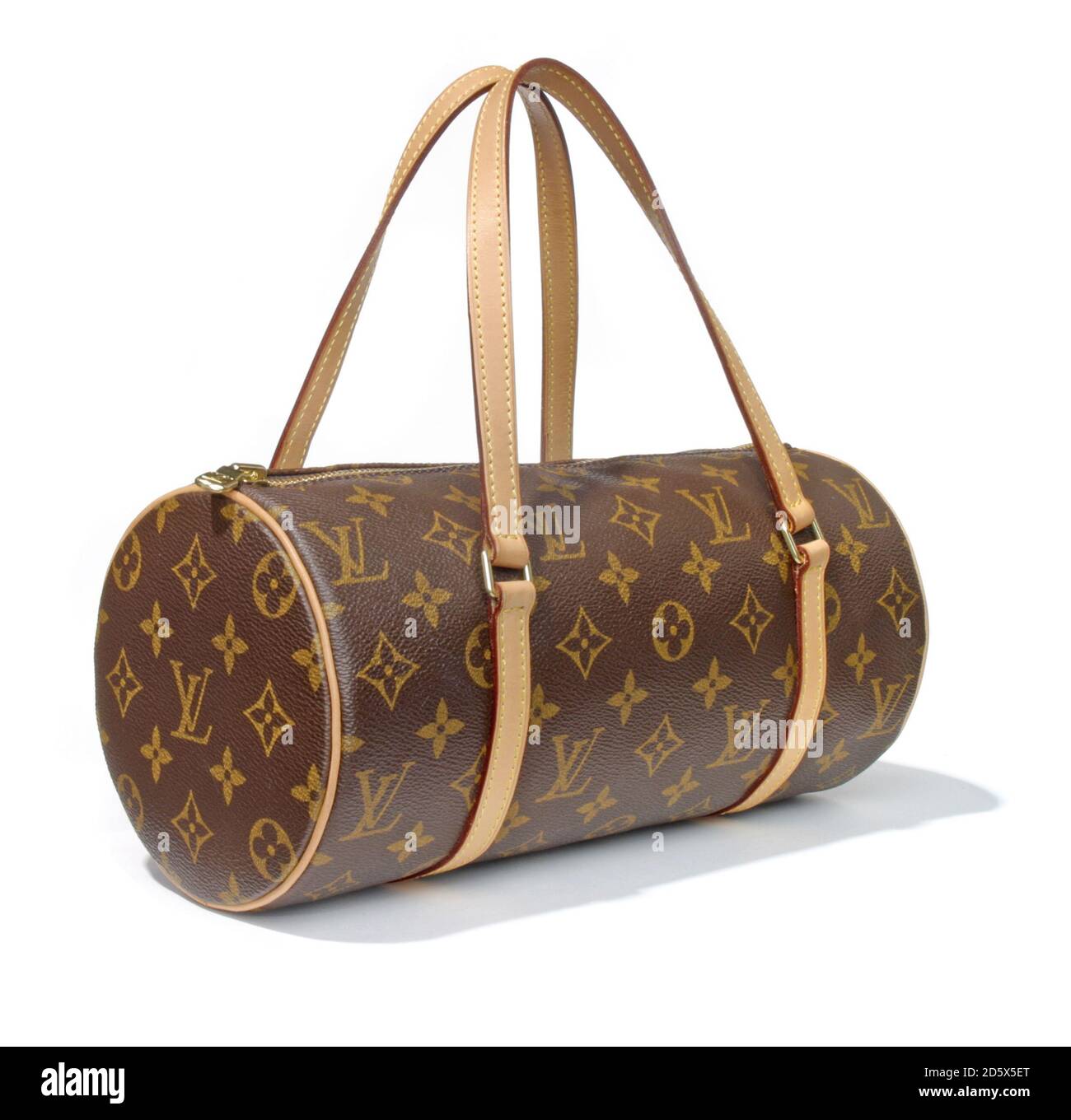Sac monogrammé en forme de cylindre Louis Vuitton photographié sur un blanc arrière-plan Banque D'Images