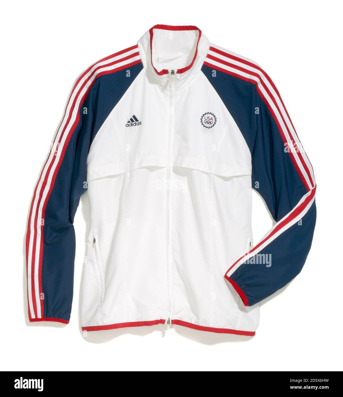 Veste olympique zippée rouge, blanche et bleue imperméable d'Adidas photographiée sur fond blanc Banque D'Images