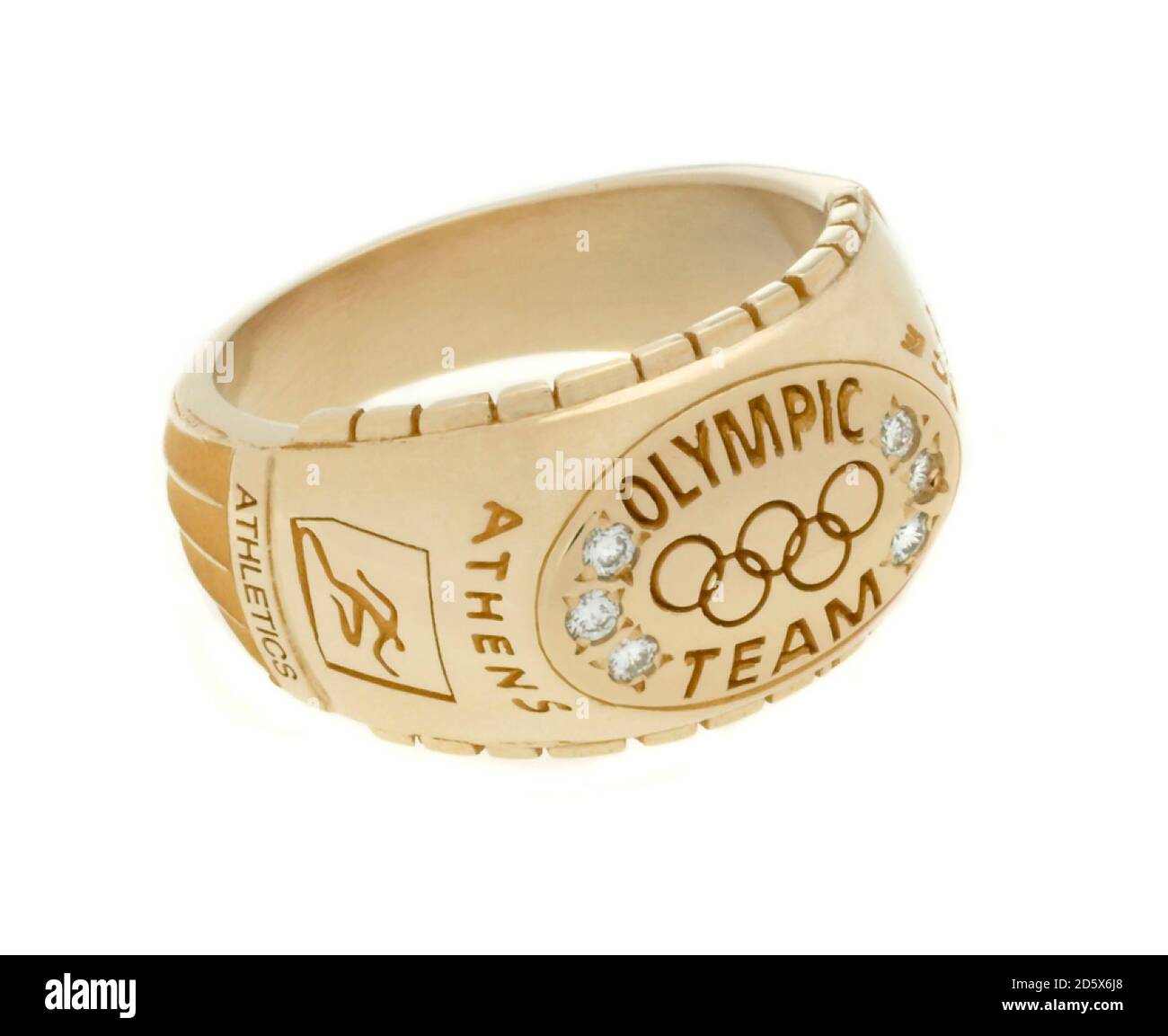Anneau d'équipe olympique en diamant et or des Jeux Olympiques d'Athènes photographié sur fond blanc Banque D'Images
