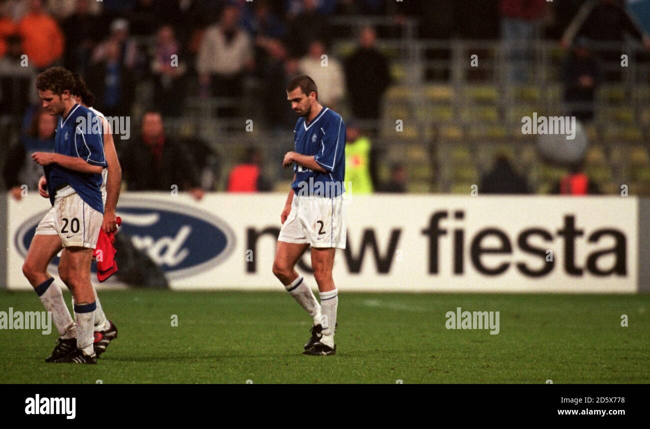 Jonatan Johansson et Sergio Porrini des Rangers marchent à la sortie de la Terrain après avoir été renversé de la Ligue des champions de l'UEFA Banque D'Images