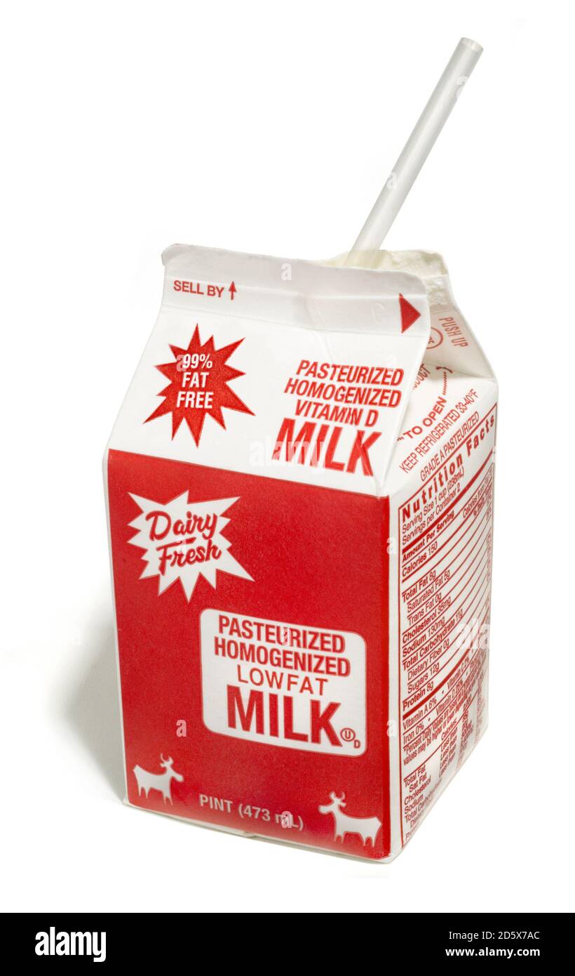 Un carton de lait ouvert, de taille de pinte, peu gras avec une paille photographiée sur un fond blanc. Banque D'Images